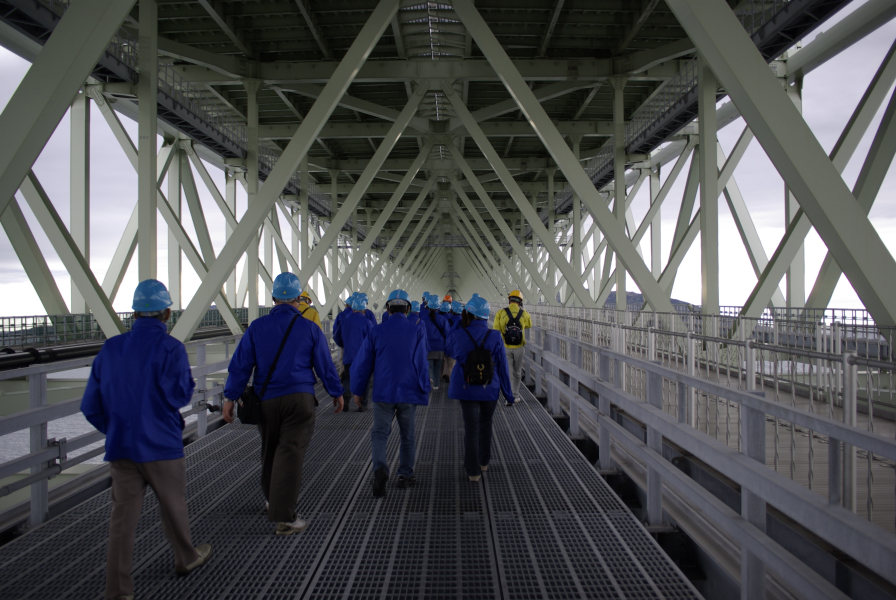 明石海峡大橋の管理用通路を渡り橋脚へ向かう写真