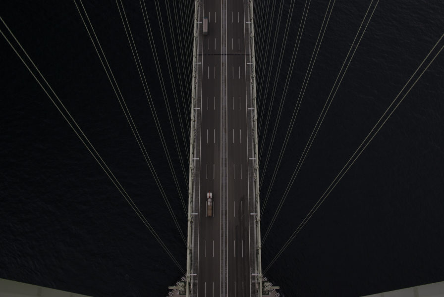 明石海峡大橋塔頂からみた路面の写真