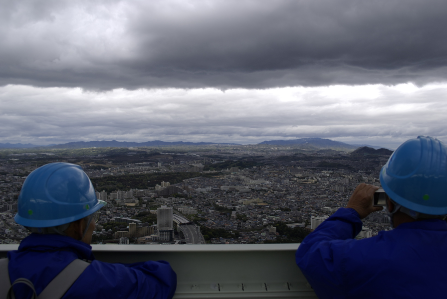 明石海峡大橋塔頂からみた神戸の写真
