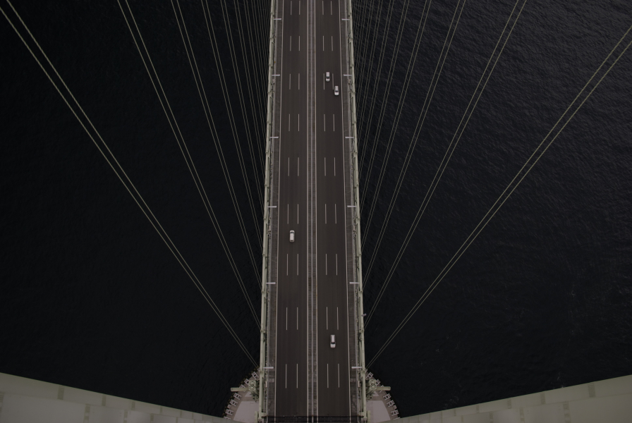 明石海峡大橋塔頂からみた路面の写真