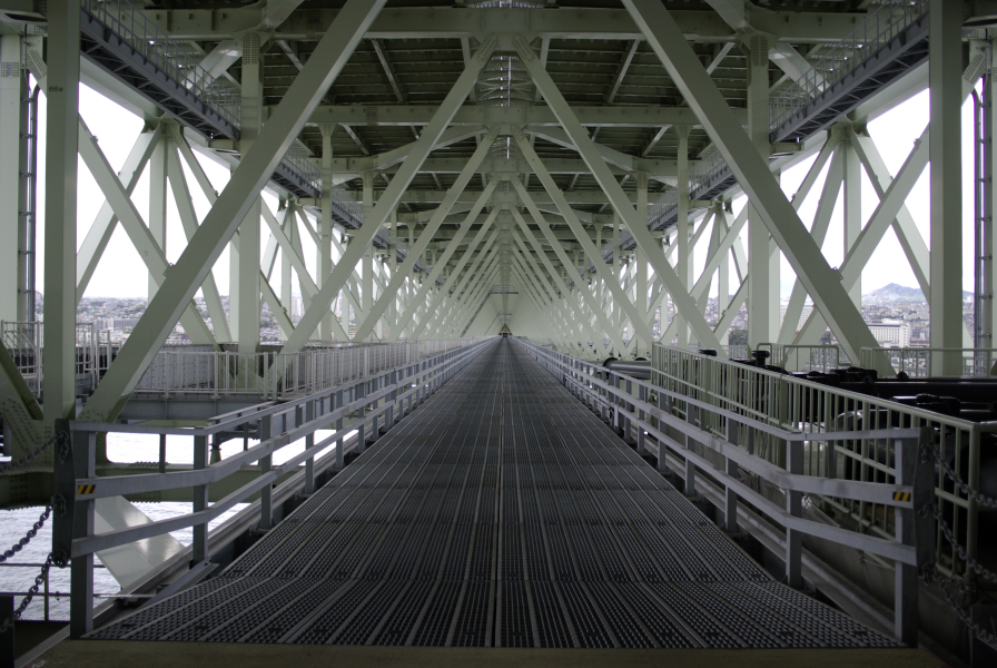 明石海峡大橋の管理用通路の写真