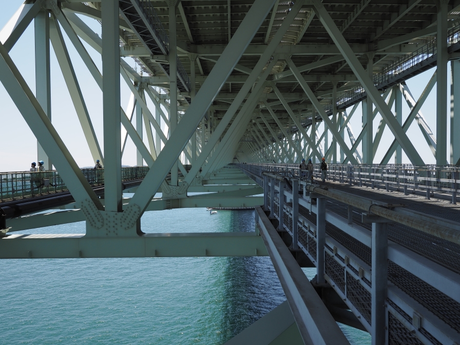 明石海峡大橋ブリッジワールド橋げた内部を歩く様子