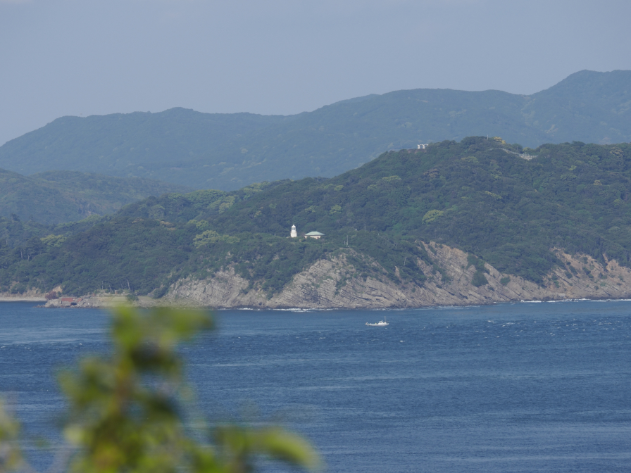 生石(おいし)海峡展望台からみた友ヶ島灯台の写真