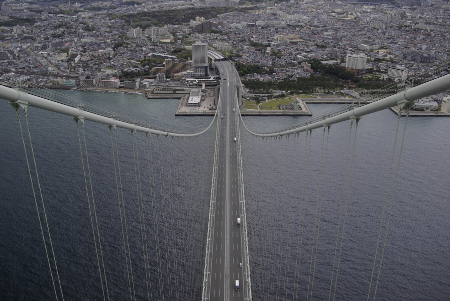 明石海峡大橋塔頂からみた神戸の写真