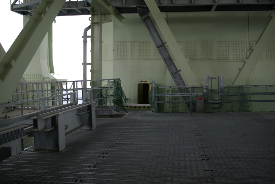 明石海峡大橋の管理用通路からみた橋脚の写真