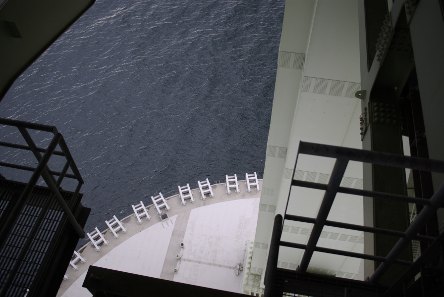 明石海峡大橋の管理用通路の端から見える海面の写真