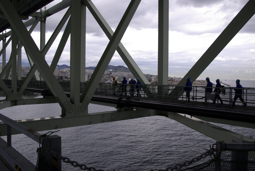 明石海峡大橋の管理用通路の端を渡る写真