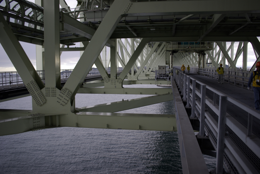明石海峡大橋の管理用通路の写真
