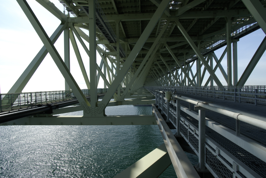 明石海峡大橋の橋脚へ向かう屋外通路の写真