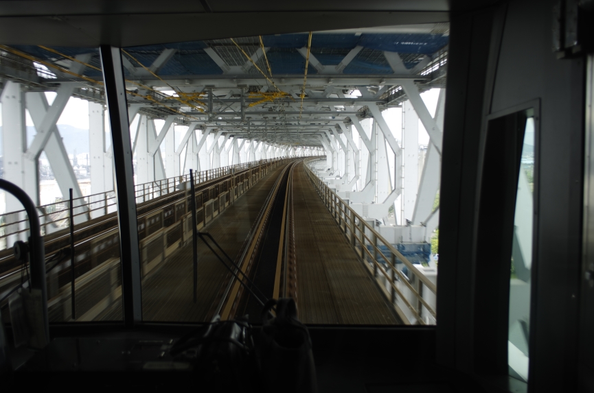 瀬戸大橋を通る快速マリンライナーの写真