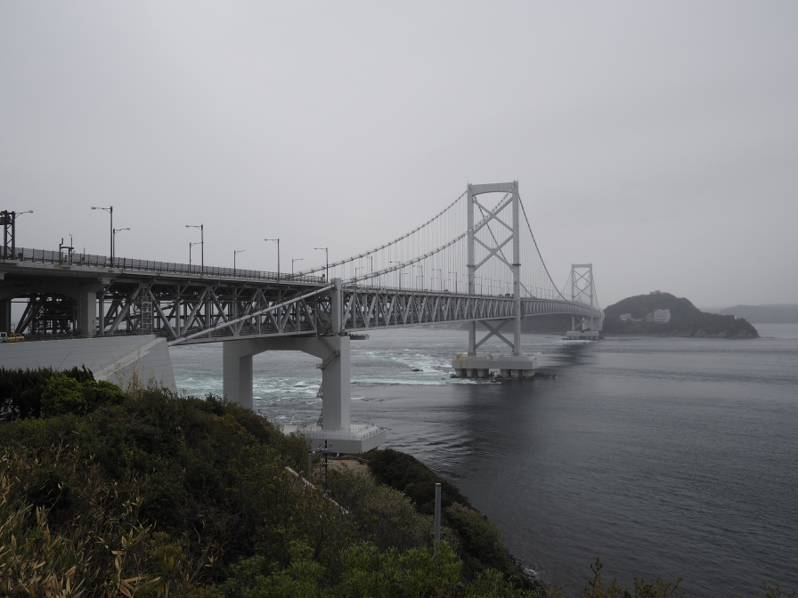 道の駅うずしおから見る大鳴門橋の写真