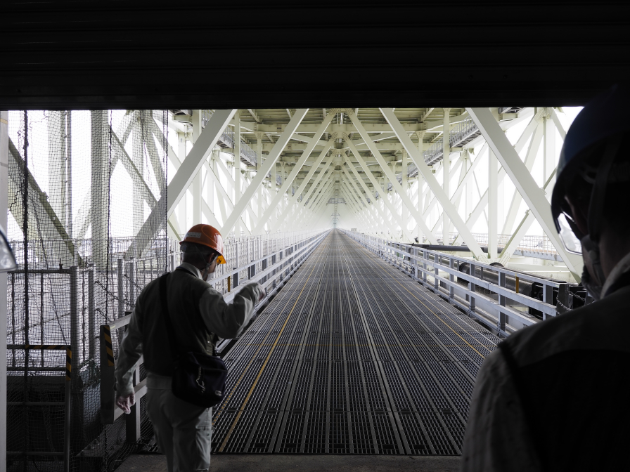 明石海峡大橋アンカーレッジ(4A)のシャッターの写真