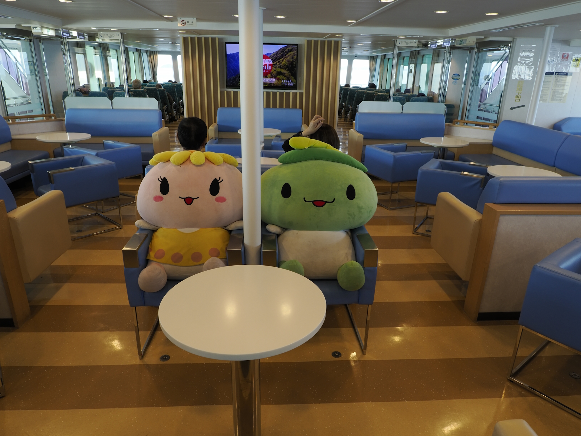 左からミモザのりくちゃん(桃色)とオリーブしまちゃん(緑色)のぬいぐるみ